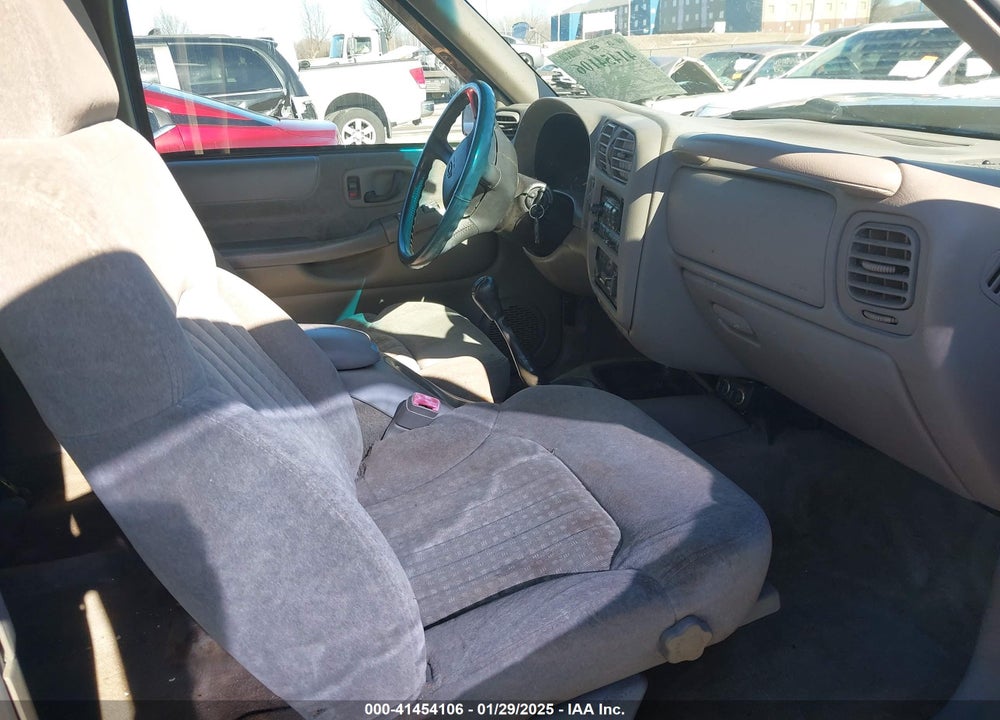 2000 CHEVROLET BLAZER LS VIN: 1GNCT18W1YK188988