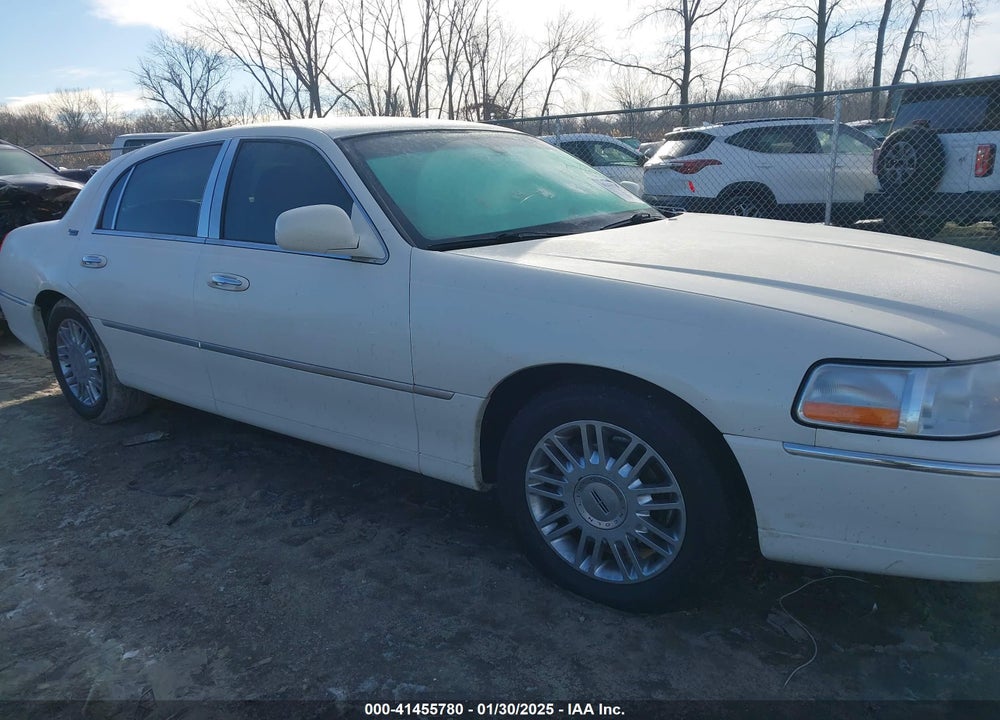 2007 LINCOLN TOWN CAR SIGNATURE LIMITED VIN: 1LNHM82V57Y611986