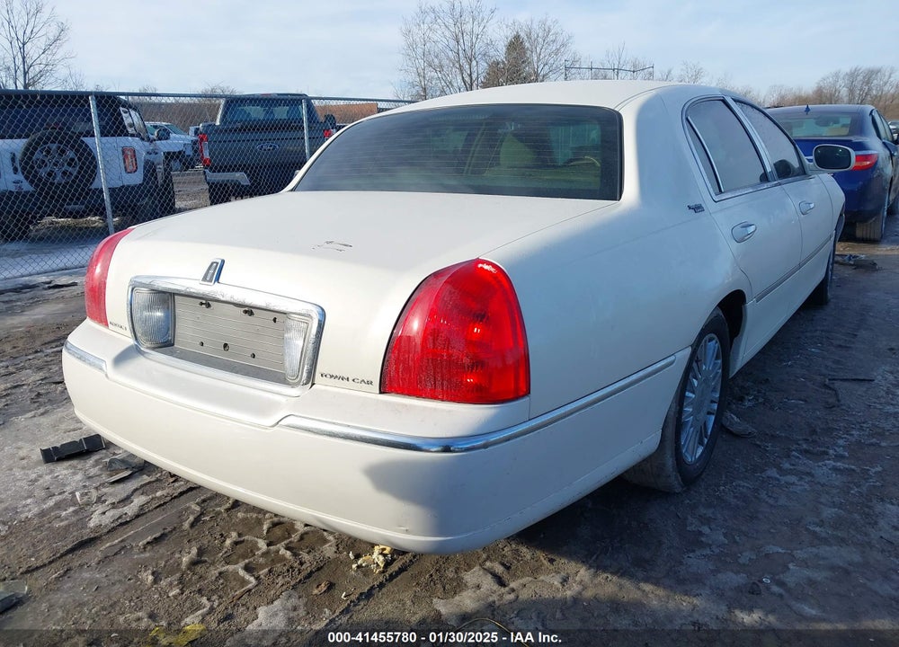2007 LINCOLN TOWN CAR SIGNATURE LIMITED VIN: 1LNHM82V57Y611986