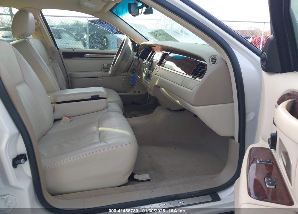 2007 LINCOLN TOWN CAR SIGNATURE LIMITED VIN: 1LNHM82V57Y611986