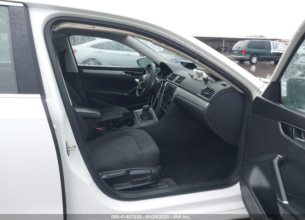 2016 VOLKSWAGEN PASSAT VIN: 1VWAS7A37GC011776