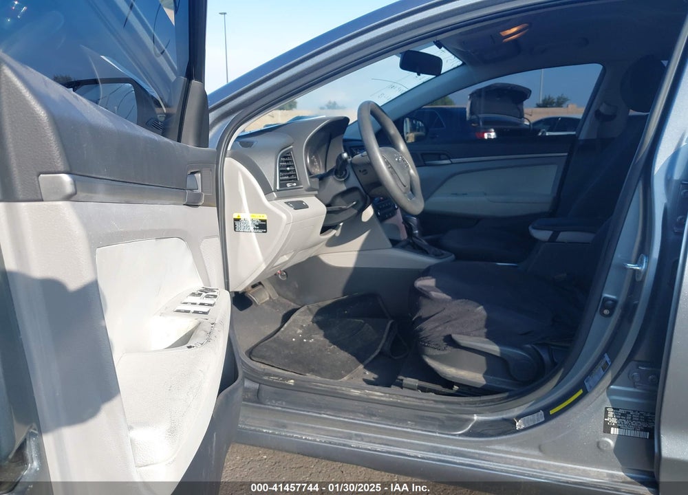 2017 HYUNDAI ELANTRA VIN: KMHD74LF8HU117670