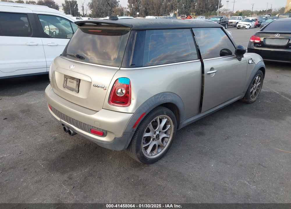 2007 MINI COOPER VIN: WMWMF735X7TL88103
