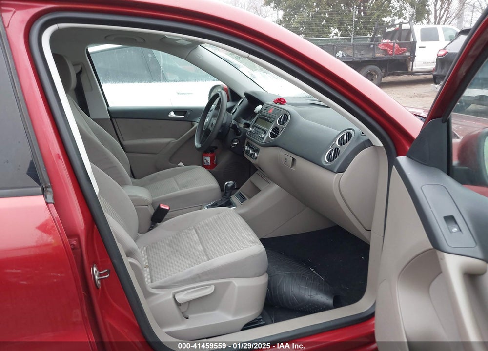 2011 VOLKSWAGEN TIGUAN S VIN: WVGAV7AX3BW000564