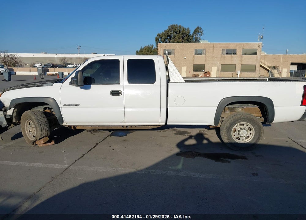 2005 CHEVROLET SILVERADO 2500HD WORK TRUCK VIN: 1GCHC29U55E278107