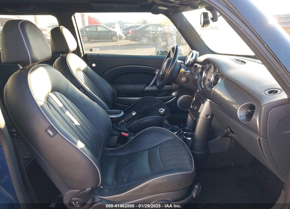 2006 MINI COOPER S VIN: WMWRE33516TN27079