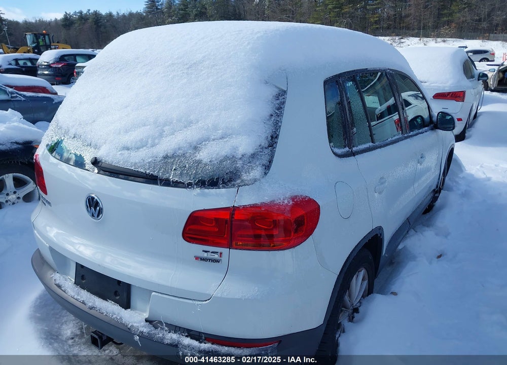 2017 VOLKSWAGEN TIGUAN VIN: WVGBV7AX5HK049074