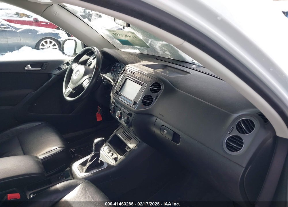 2017 VOLKSWAGEN TIGUAN VIN: WVGBV7AX5HK049074