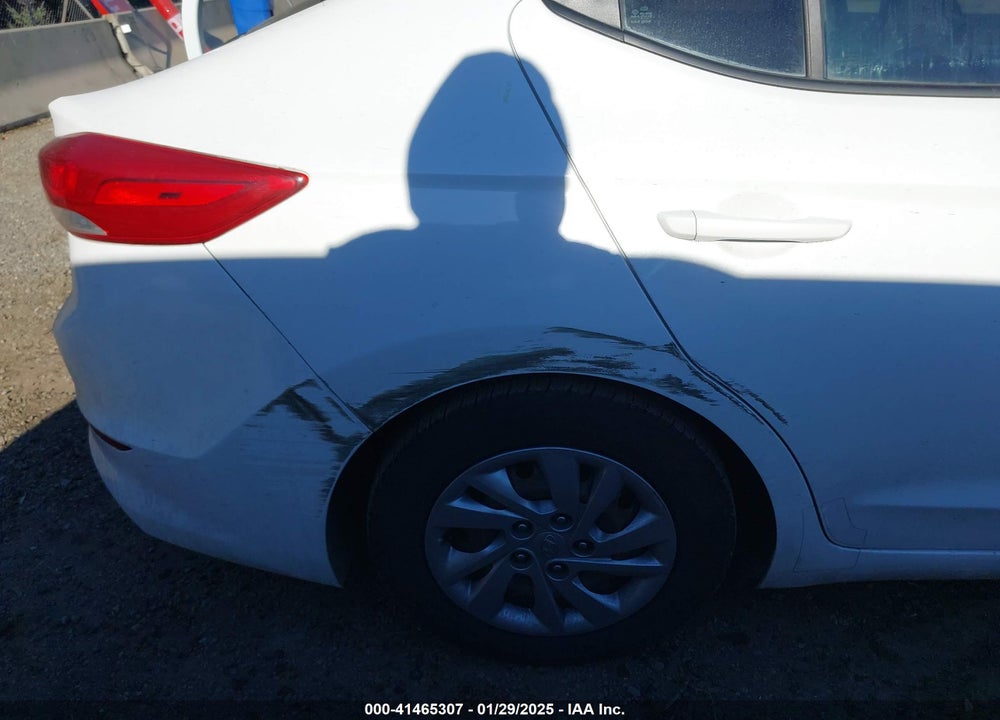 2017 HYUNDAI ELANTRA VIN: 5NPD74LF5HH187822
