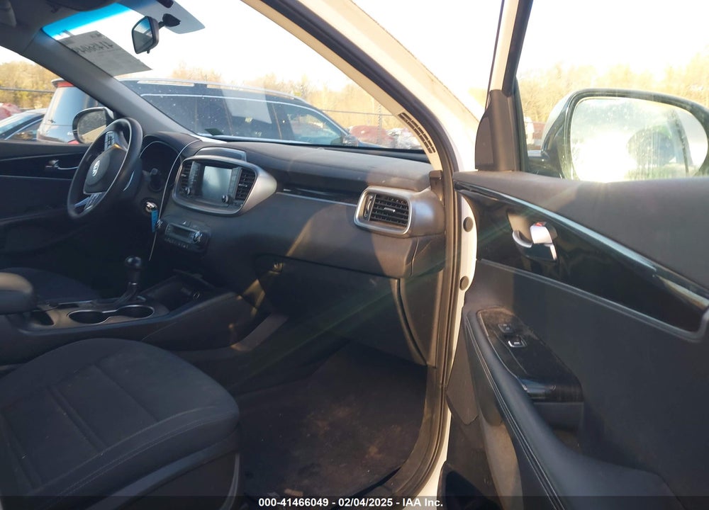2019 KIA SORENTO 3.3L LX VIN: 5XYPGDA55KG487527