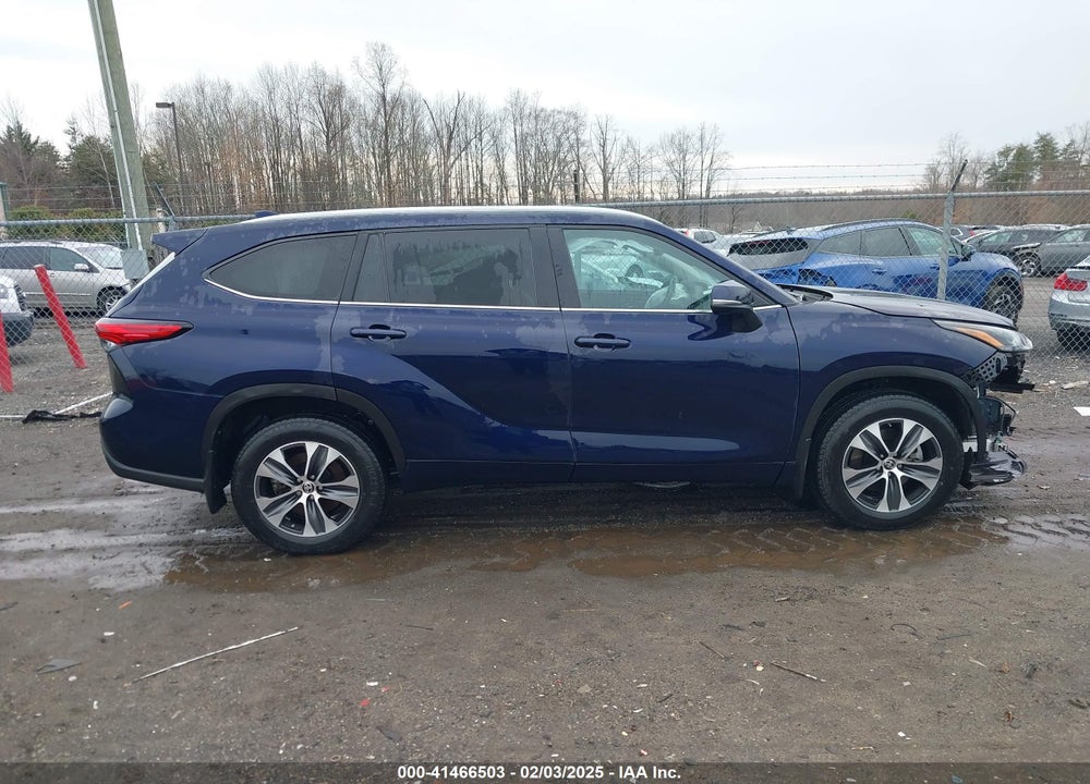 2022 TOYOTA HIGHLANDER XLE VIN: 5TDGZRBH8NS195510