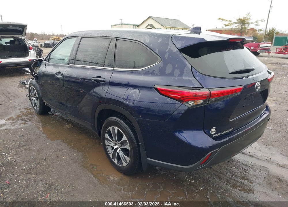 2022 TOYOTA HIGHLANDER XLE VIN: 5TDGZRBH8NS195510