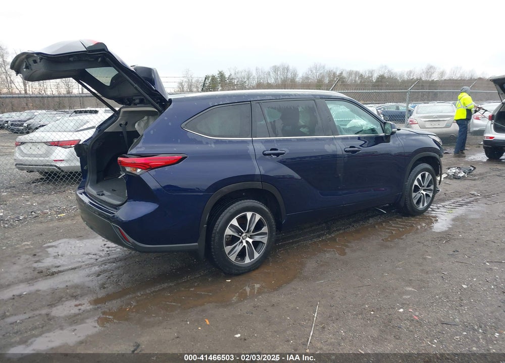 2022 TOYOTA HIGHLANDER XLE VIN: 5TDGZRBH8NS195510