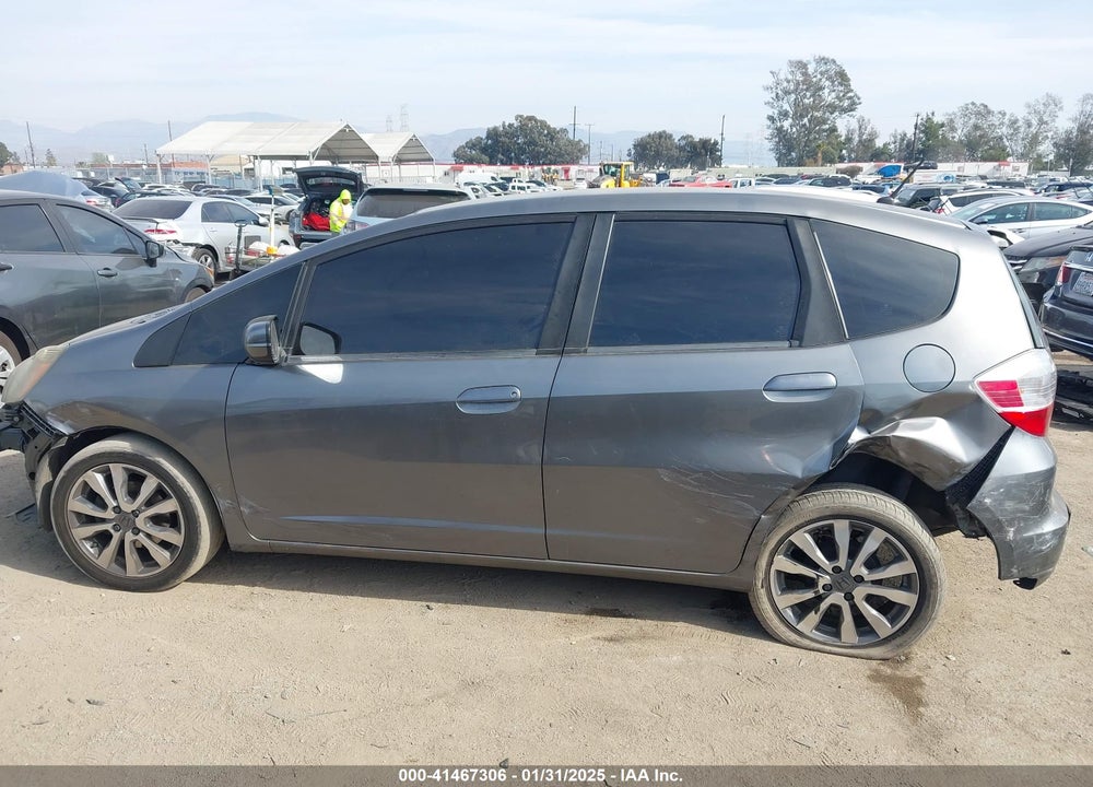 2013 HONDA FIT VIN: JHMGE8G37DC082987