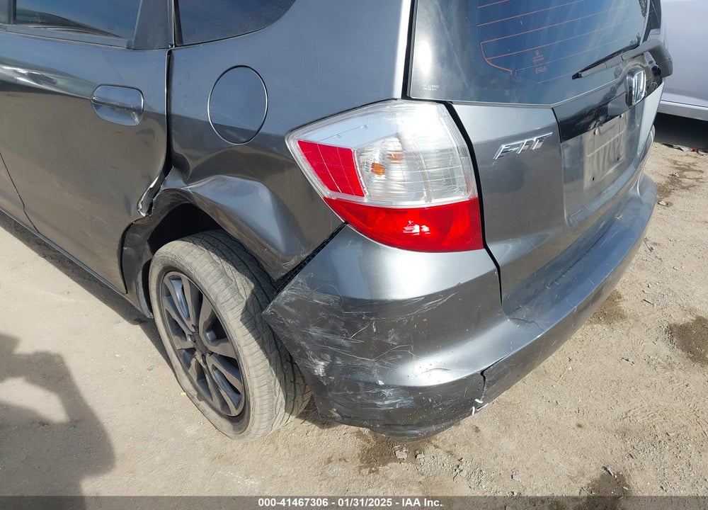 2013 HONDA FIT VIN: JHMGE8G37DC082987