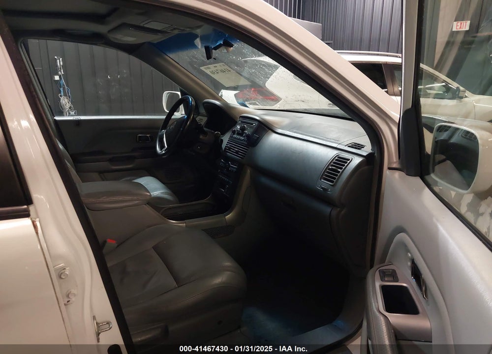 2005 HONDA PILOT EX-L VIN: 5FNYF18585B057899
