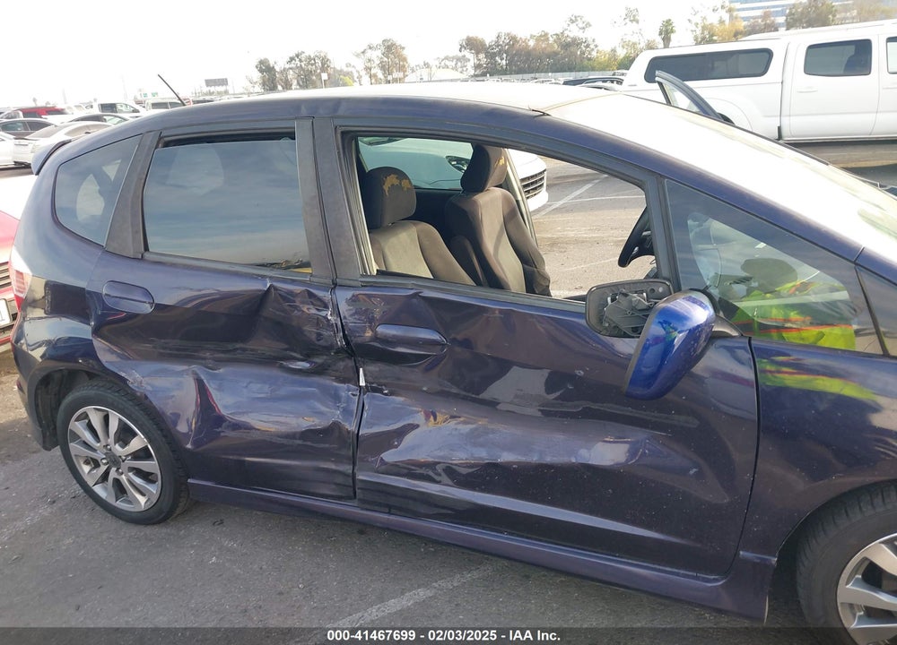 2010 HONDA FIT VIN: JHMGE8H42AC031528