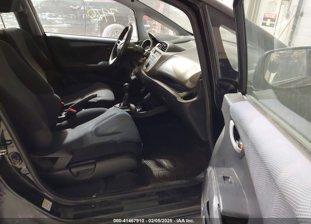 2009 HONDA FIT VIN: JHMGE874X9C002923