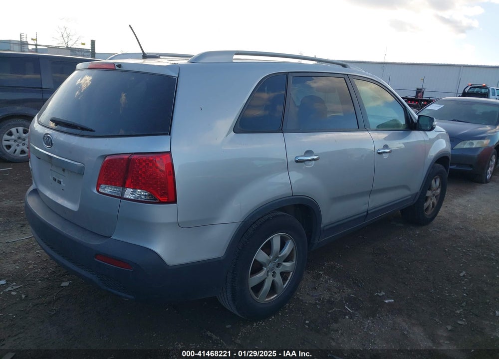 2013 KIA SORENTO LX VIN: 5XYKT3A6XDG417565