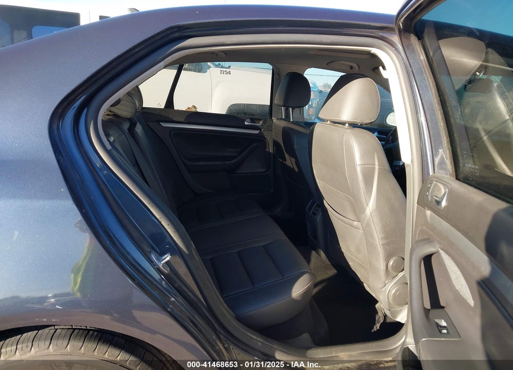 2008 VOLKSWAGEN JETTA VIN: 3VWRM71K48M178133