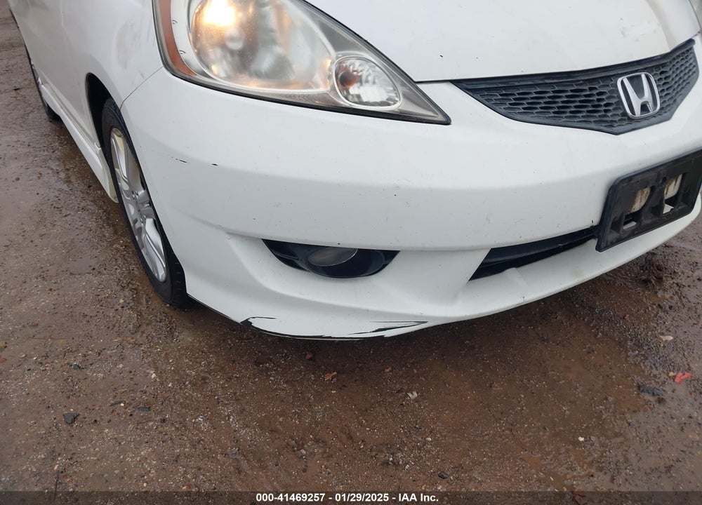 2011 HONDA FIT VIN: JHMGE8H56BC000938