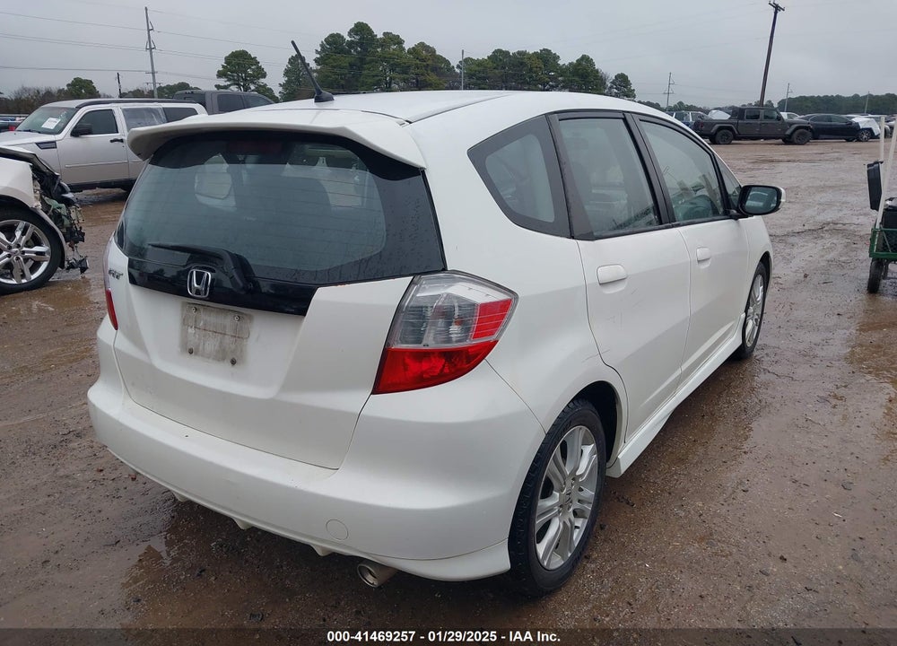 2011 HONDA FIT VIN: JHMGE8H56BC000938