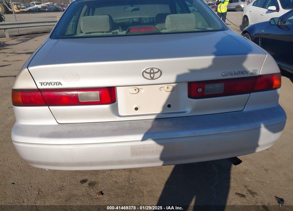 1998 TOYOTA CAMRY LE VIN: 4T1BG22K8WU207117