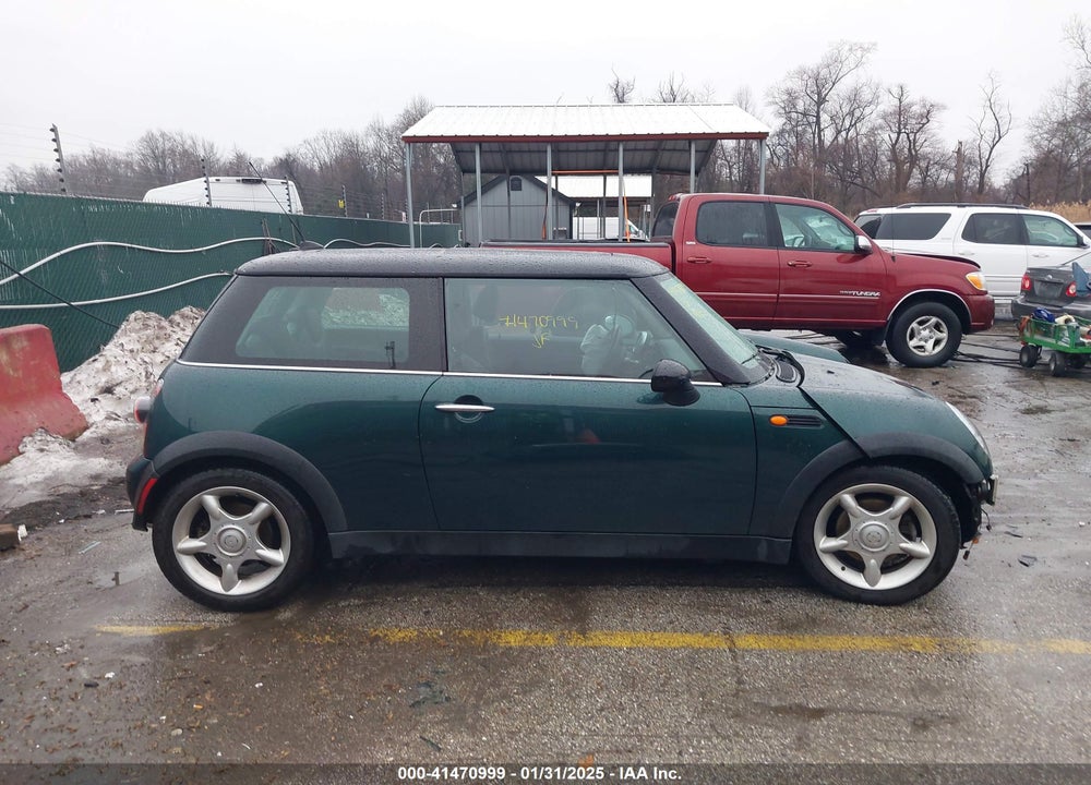 2006 MINI COOPER VIN: WMWRC33556TK70238