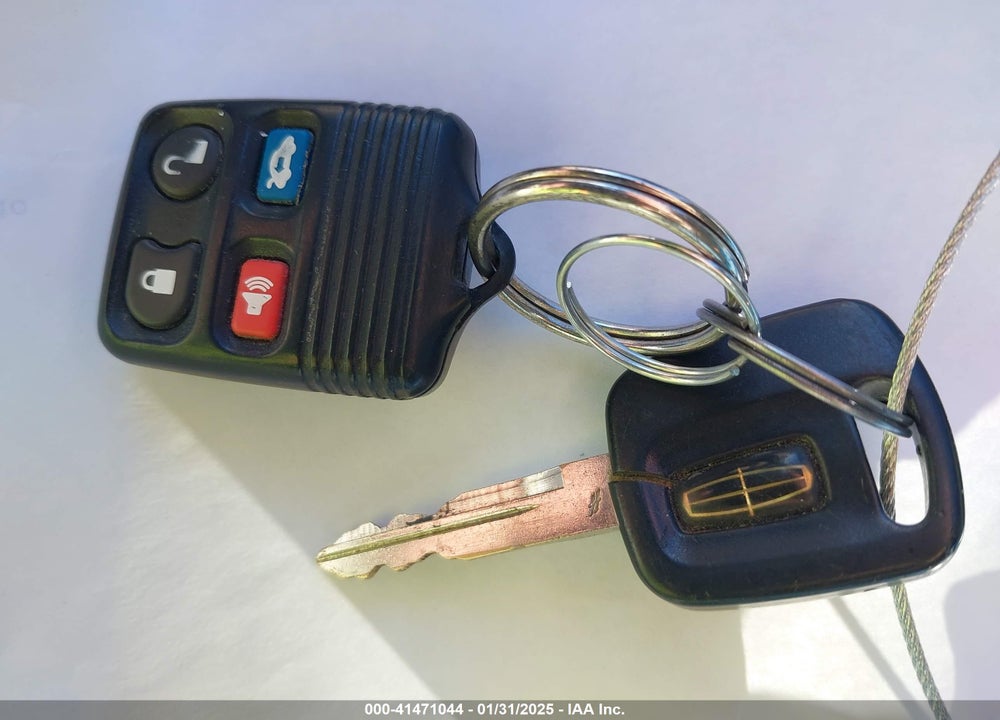 2000 LINCOLN TOWN CAR SIGNATURE VIN: 1LNHM82W2YY899993