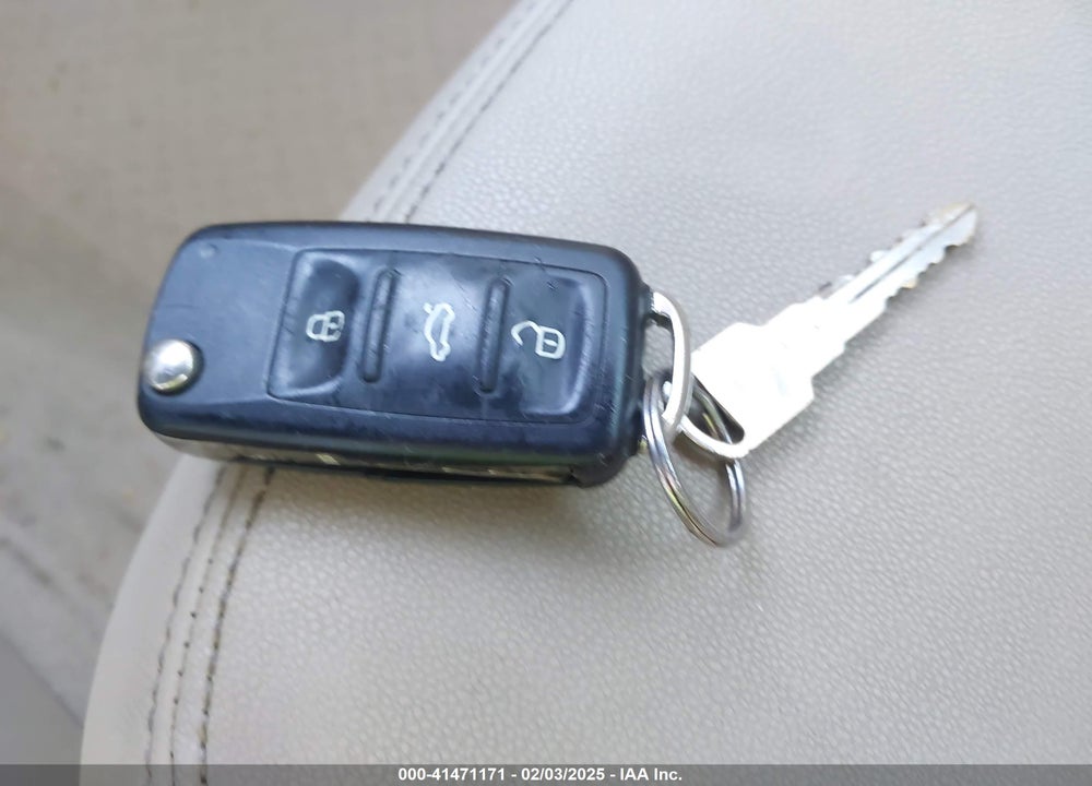 2014 VOLKSWAGEN BEETLE VIN: 3VWJ07AT5EM657058