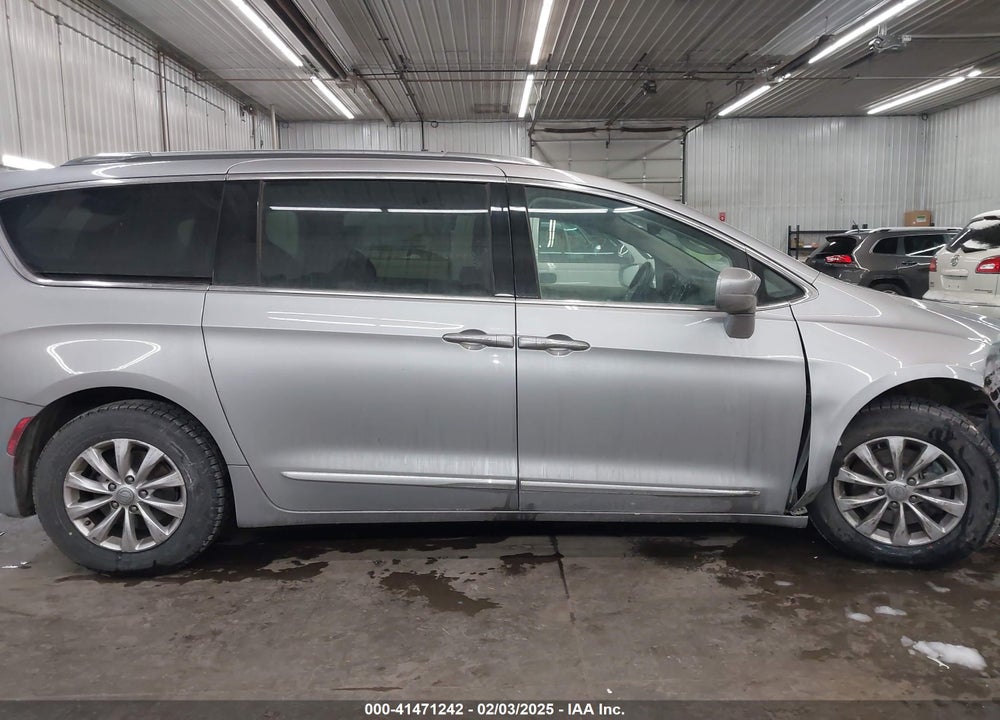 2018 CHRYSLER PACIFICA TOURING L VIN: 2C4RC1BG6JR119225