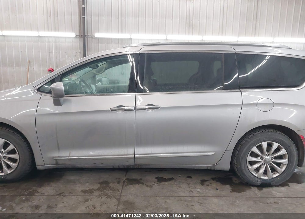 2018 CHRYSLER PACIFICA TOURING L VIN: 2C4RC1BG6JR119225