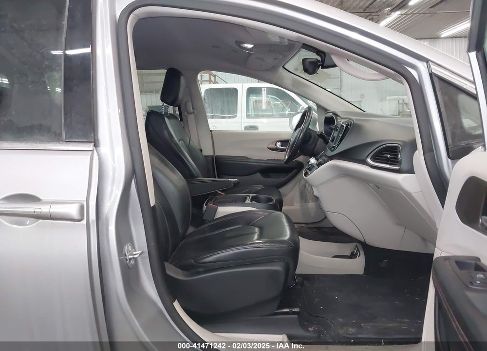 2018 CHRYSLER PACIFICA TOURING L VIN: 2C4RC1BG6JR119225