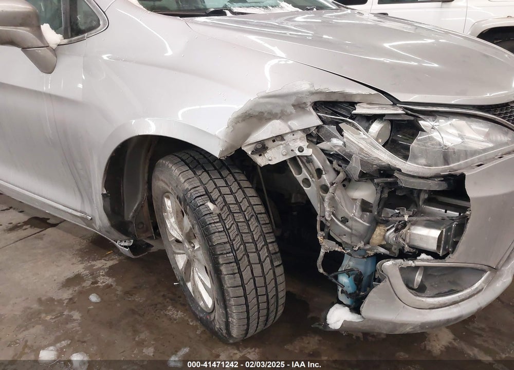 2018 CHRYSLER PACIFICA TOURING L VIN: 2C4RC1BG6JR119225