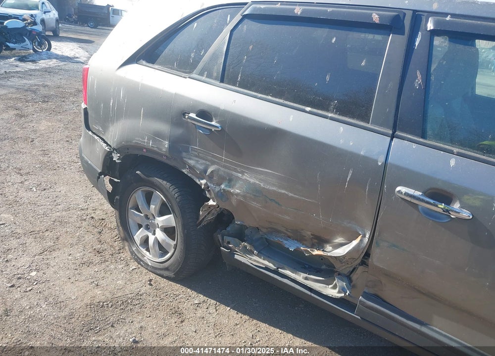 2011 KIA SORENTO LX VIN: 5XYKTCA1XBG138926