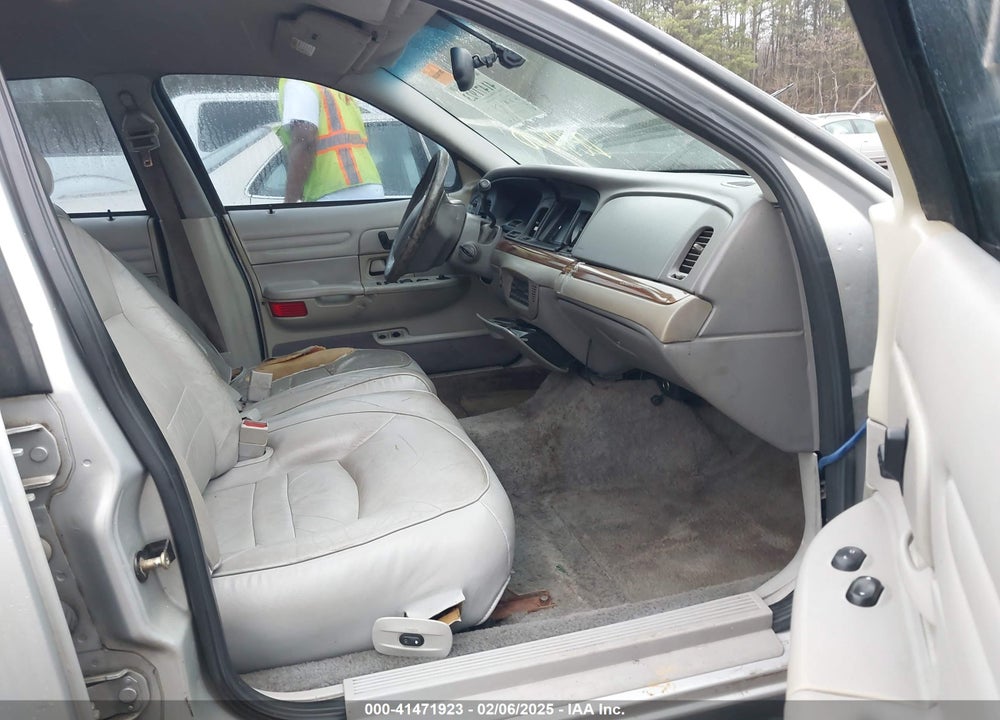 2001 FORD CROWN VICTORIA LX VIN: 2FAFP74W21X143151