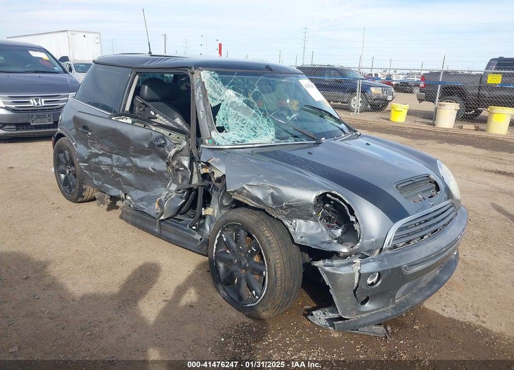 2003 MINI COOPER S VIN: WMWRE334X3TD70450
