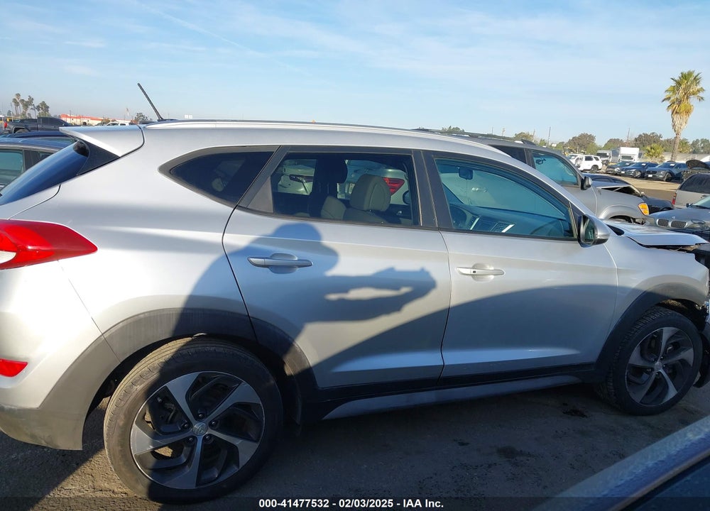 2017 HYUNDAI TUCSON VIN: KM8J33A24HU371773