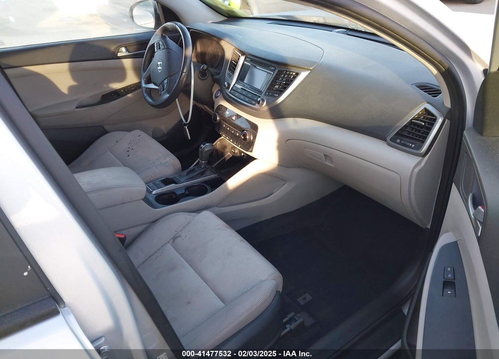 2017 HYUNDAI TUCSON VIN: KM8J33A24HU371773