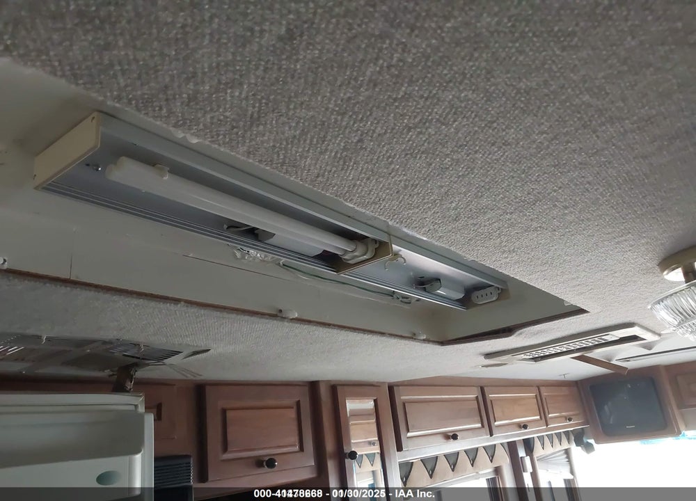 1998 FORETRAVEL MOTORHOME U320 VIN: 1F98D5424WN054786