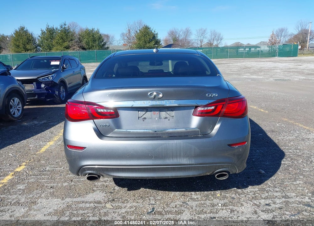 2018 INFINITI Q70 VIN: JN1BY1AR3JM220783