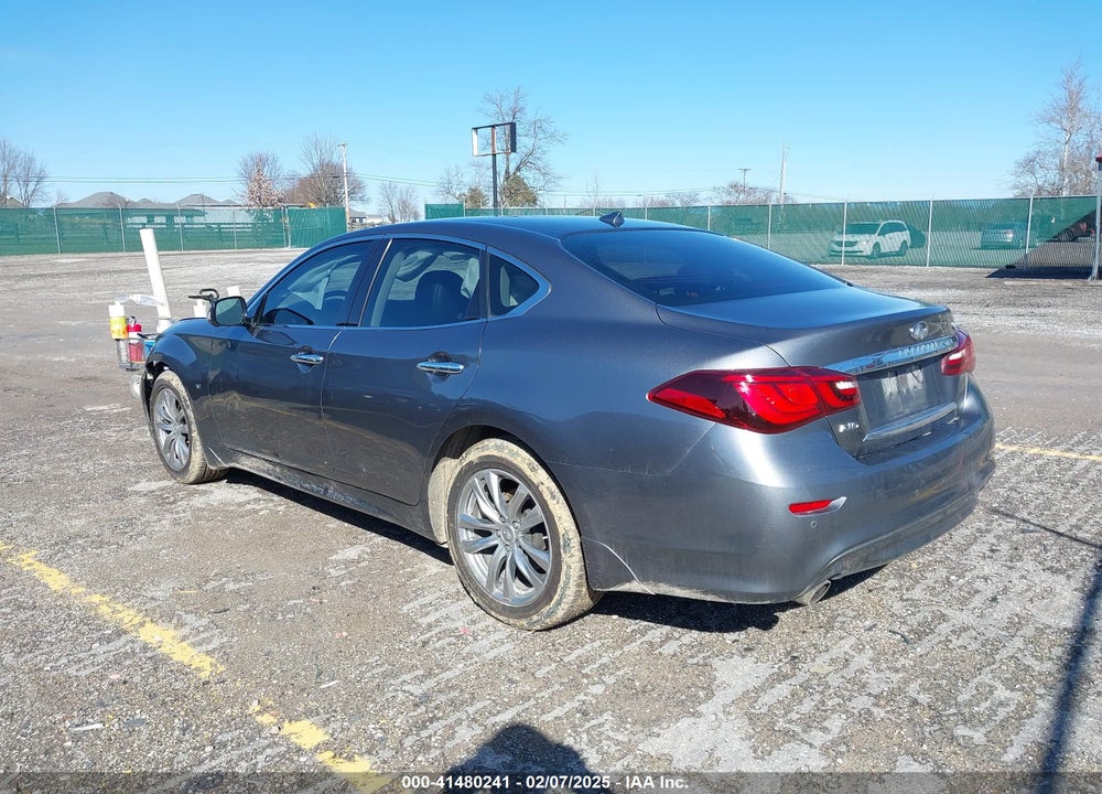 2018 INFINITI Q70 VIN: JN1BY1AR3JM220783