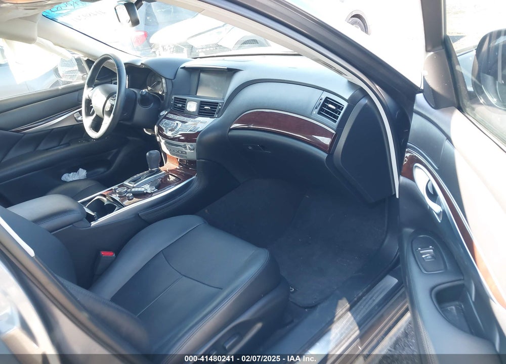2018 INFINITI Q70 VIN: JN1BY1AR3JM220783