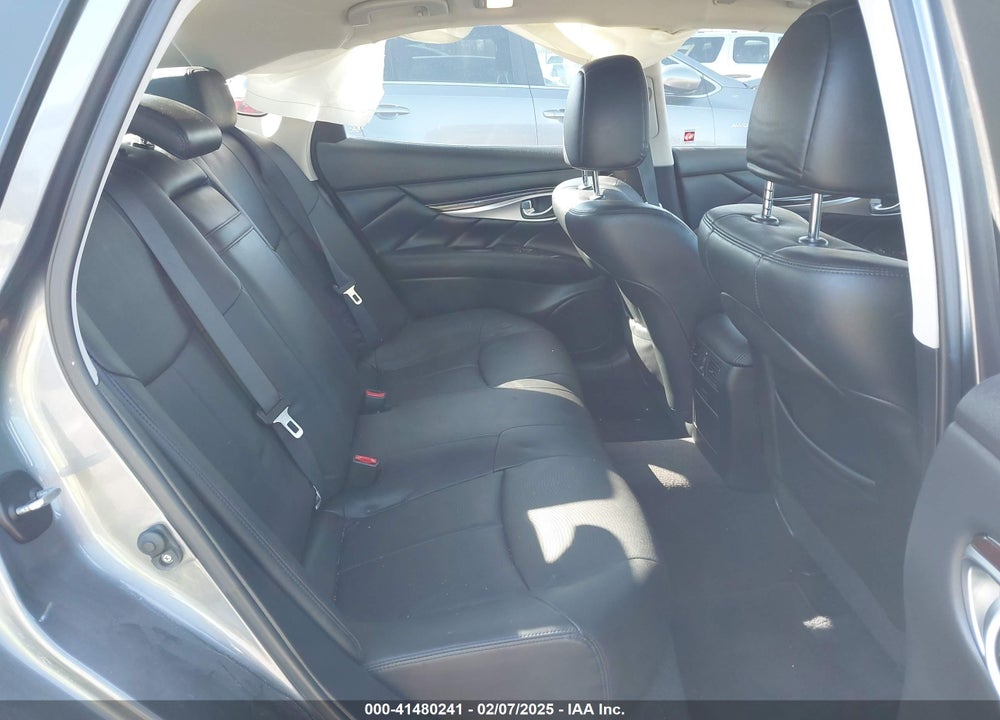 2018 INFINITI Q70 VIN: JN1BY1AR3JM220783