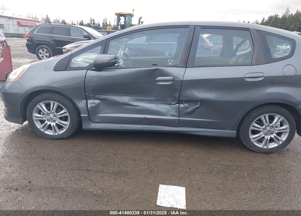2011 HONDA FIT SPORT VIN: JHMGE8H50BC015984