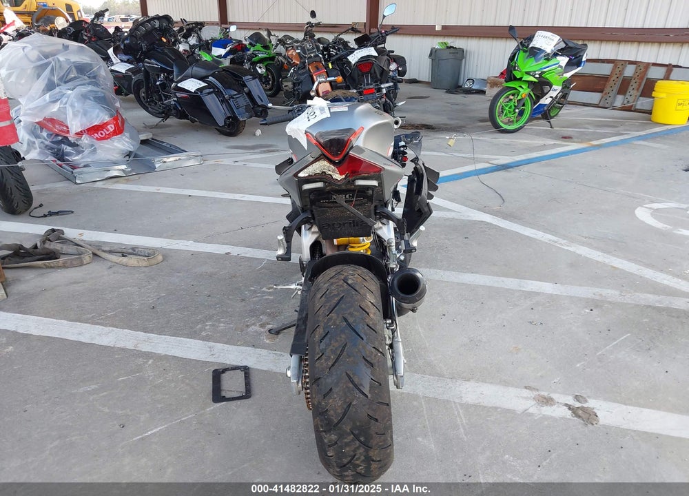 2022 APRILIA RSV4 1100 VIN: ZD4KYUA0XNS000501