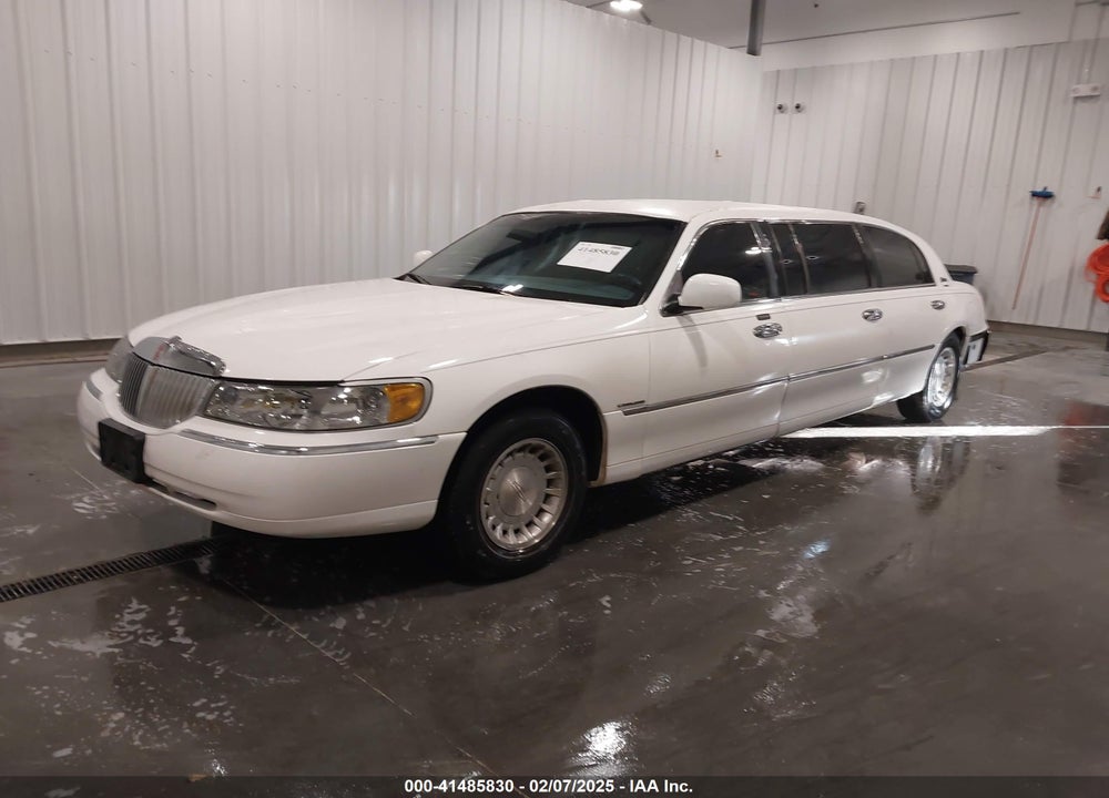 2001 LINCOLN TOWN CAR EXECUTIVE VIN: 1L1FM81W11Y724375