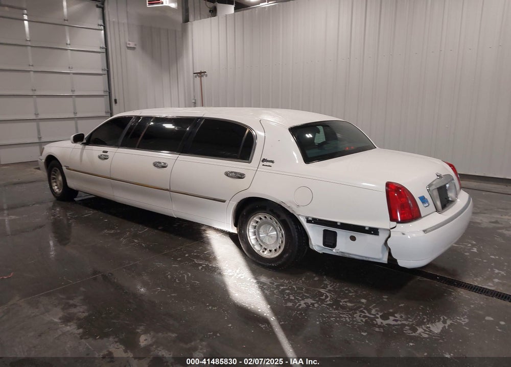 2001 LINCOLN TOWN CAR EXECUTIVE VIN: 1L1FM81W11Y724375