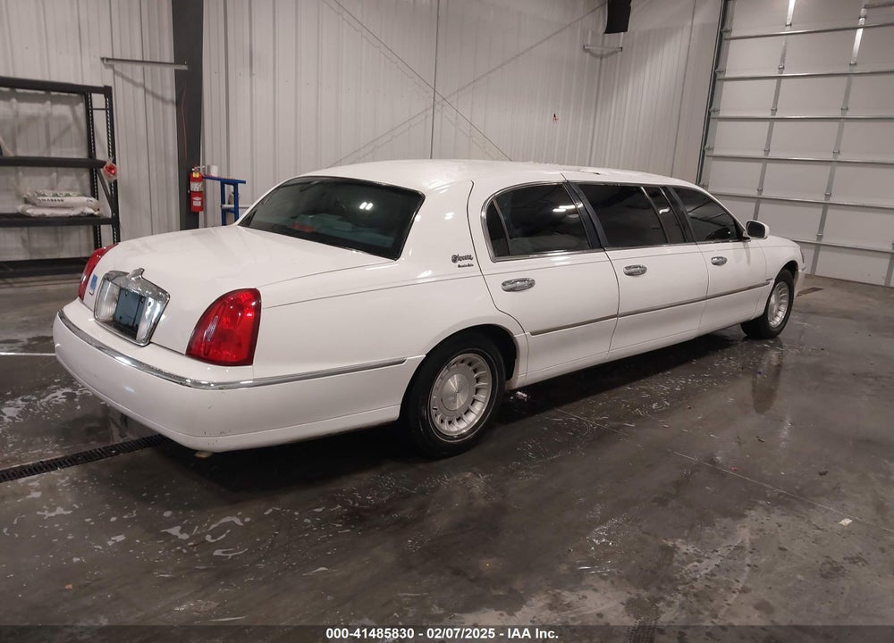 2001 LINCOLN TOWN CAR EXECUTIVE VIN: 1L1FM81W11Y724375