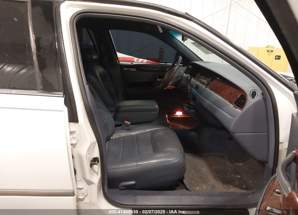 2001 LINCOLN TOWN CAR EXECUTIVE VIN: 1L1FM81W11Y724375